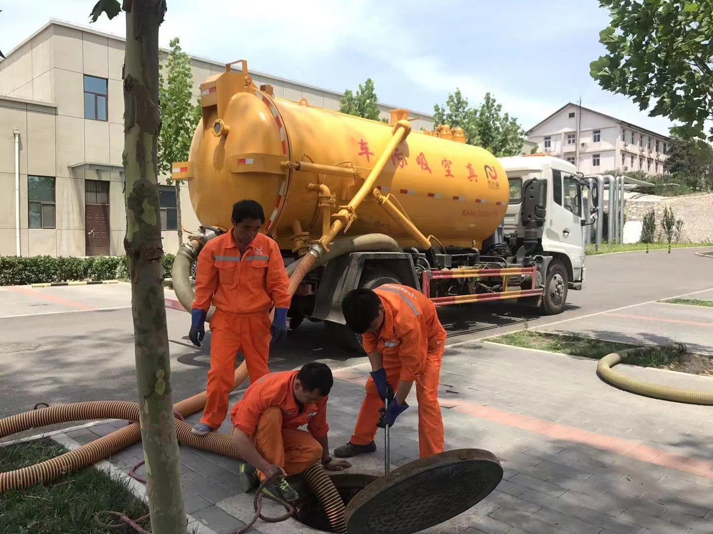 长坡镇化粪池清理与5-8吨吸粪车施工效率分析